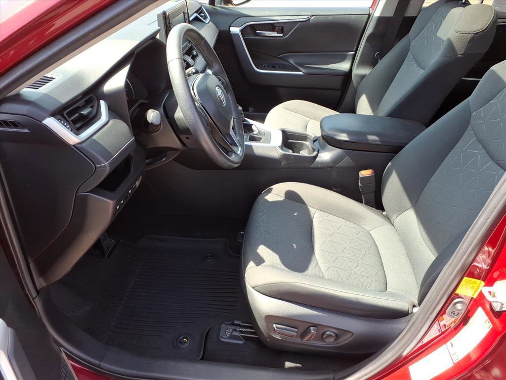 Used 2021 Toyota RAV4 XLE w/ Convenience Package image 5