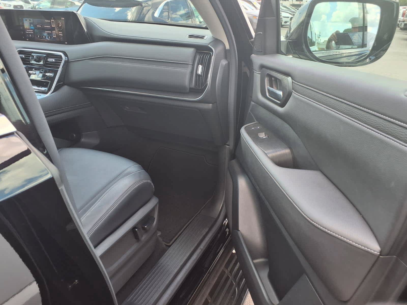 Used 2025 Nissan Armada SV AWD/4WD image 22