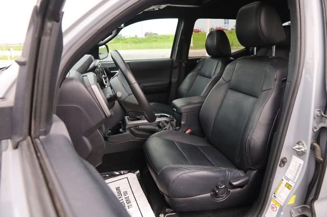 Used 2018 Toyota Tacoma TRD Sport AWD/4WD image 9