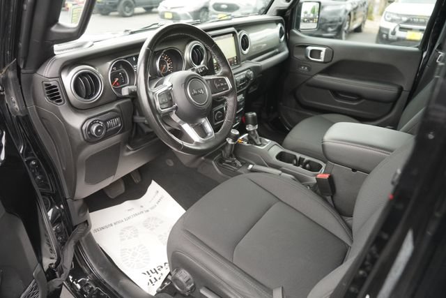 Used 2022 Jeep Wrangler Unlimited Sahara w/ Cold Weather Group AWD/4WD image 8