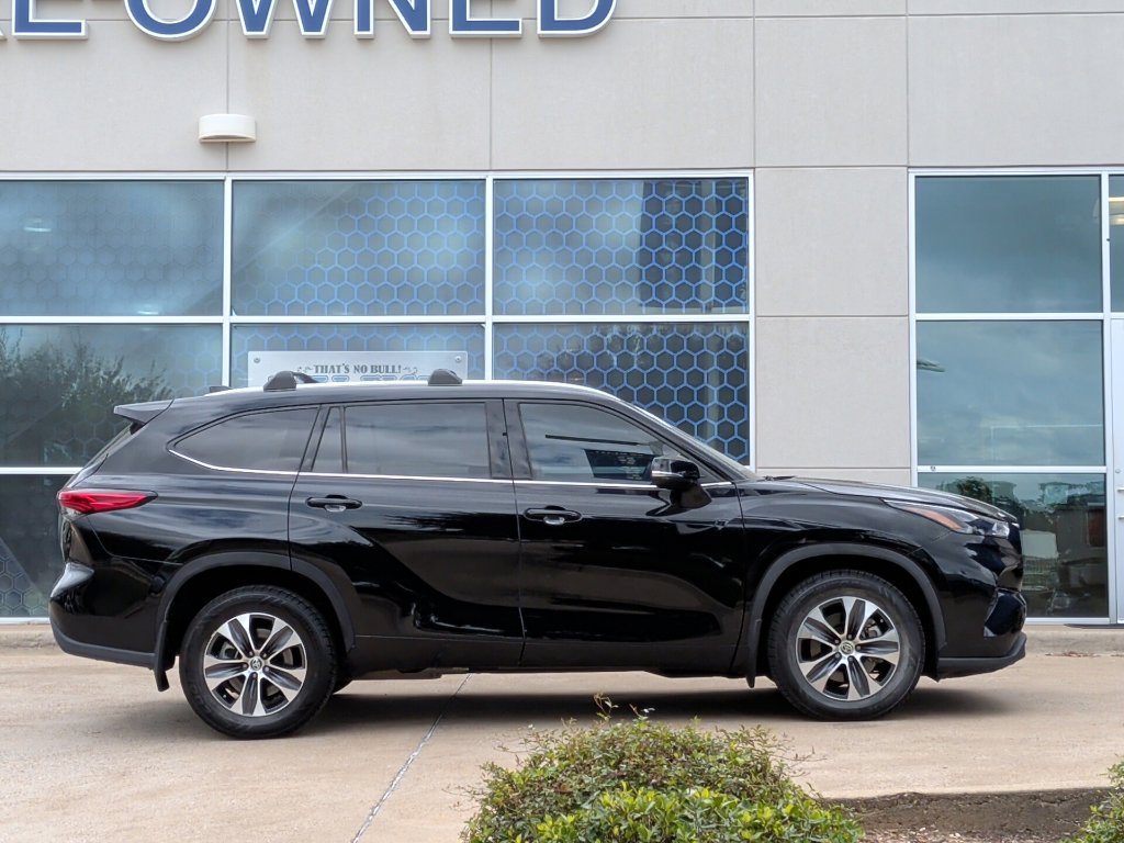 Used 2022 Toyota Highlander XLE FWD image 2