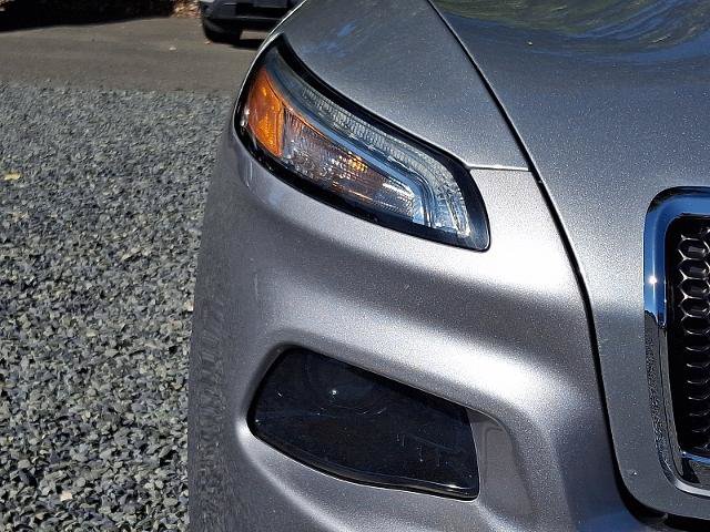 Used 2017 Jeep Cherokee Sport AWD/4WD image 9