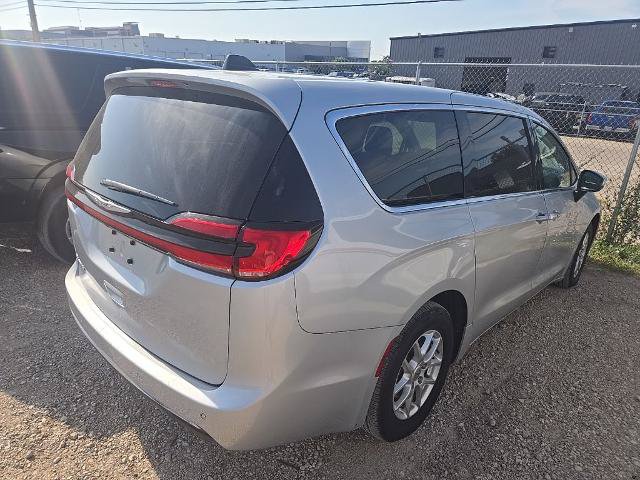 Used 2023 Chrysler Pacifica Touring-L FWD image 3