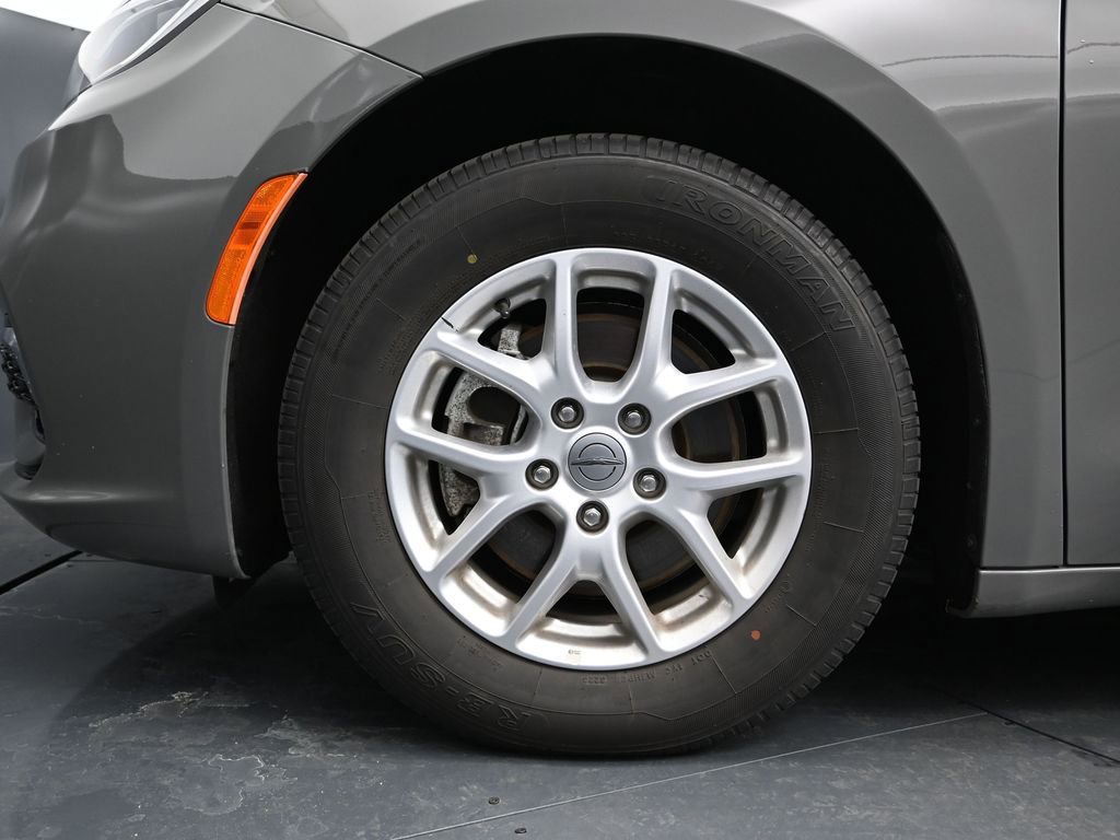 Used 2023 Chrysler Pacifica Touring-L image 13