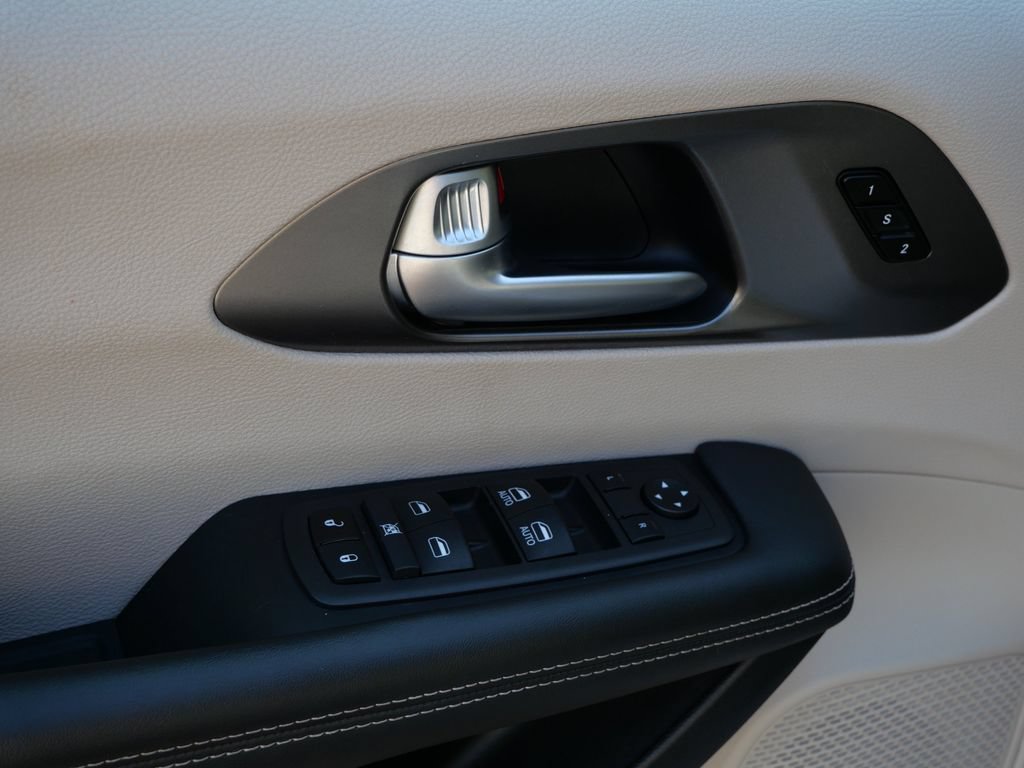 Used 2024 Chrysler Pacifica Touring-L FWD image 24