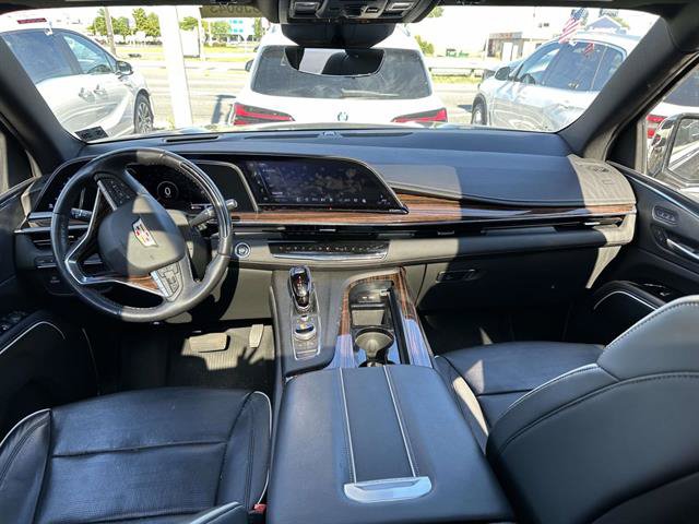 Used 2024 Cadillac Escalade Premium Luxury AWD/4WD image 8