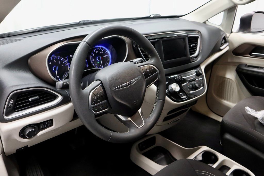 Used 2023 Chrysler Voyager LX image 26
