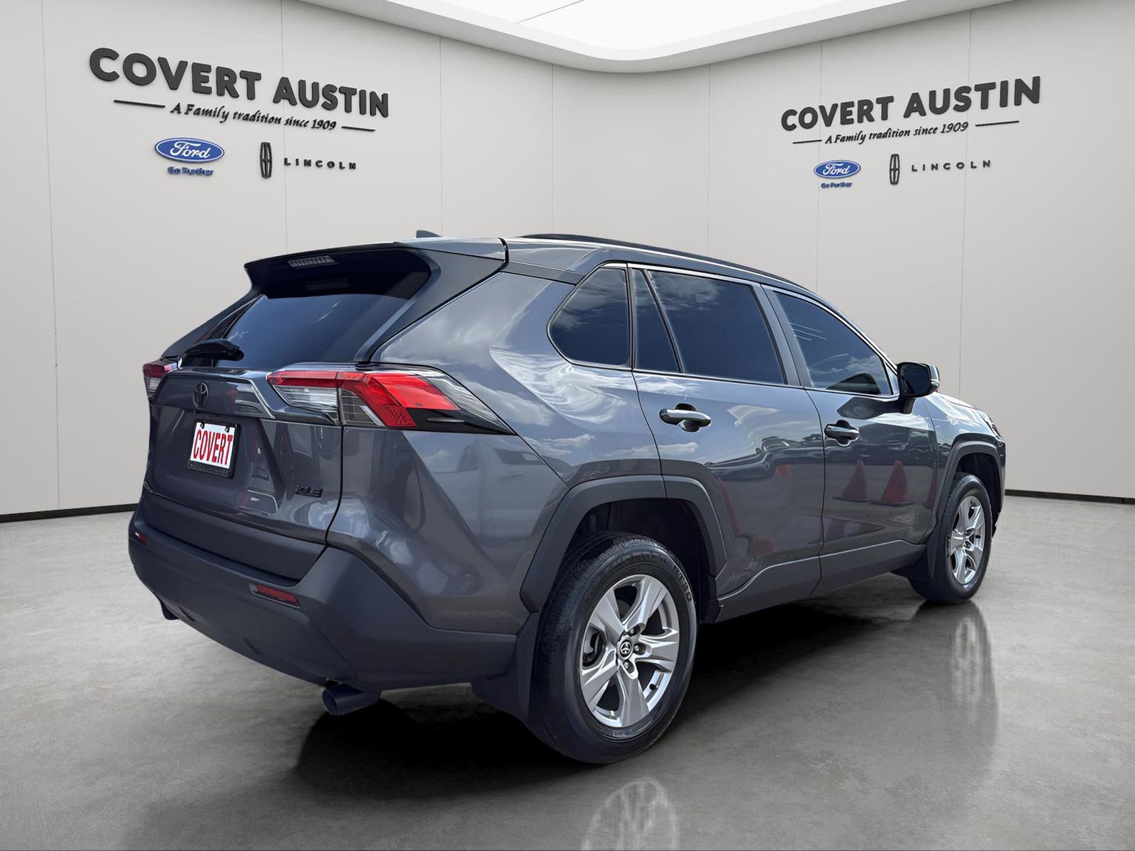 Used 2025 Toyota RAV4 XLE w/ Convenience Package image 5