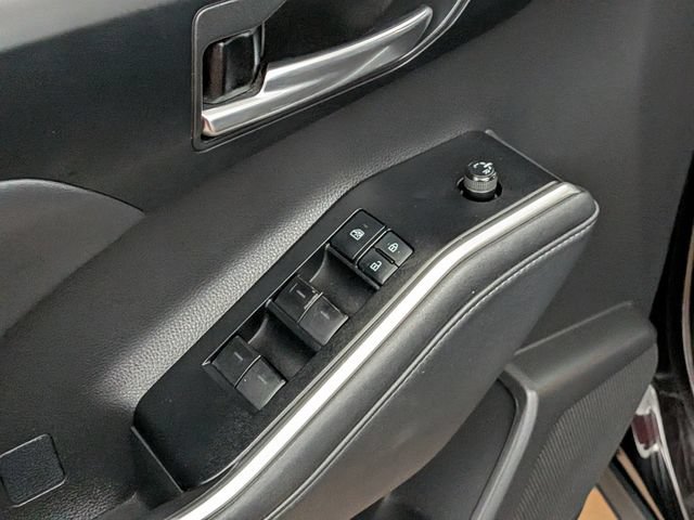 Used 2021 Toyota Highlander XLE AWD/4WD image 14
