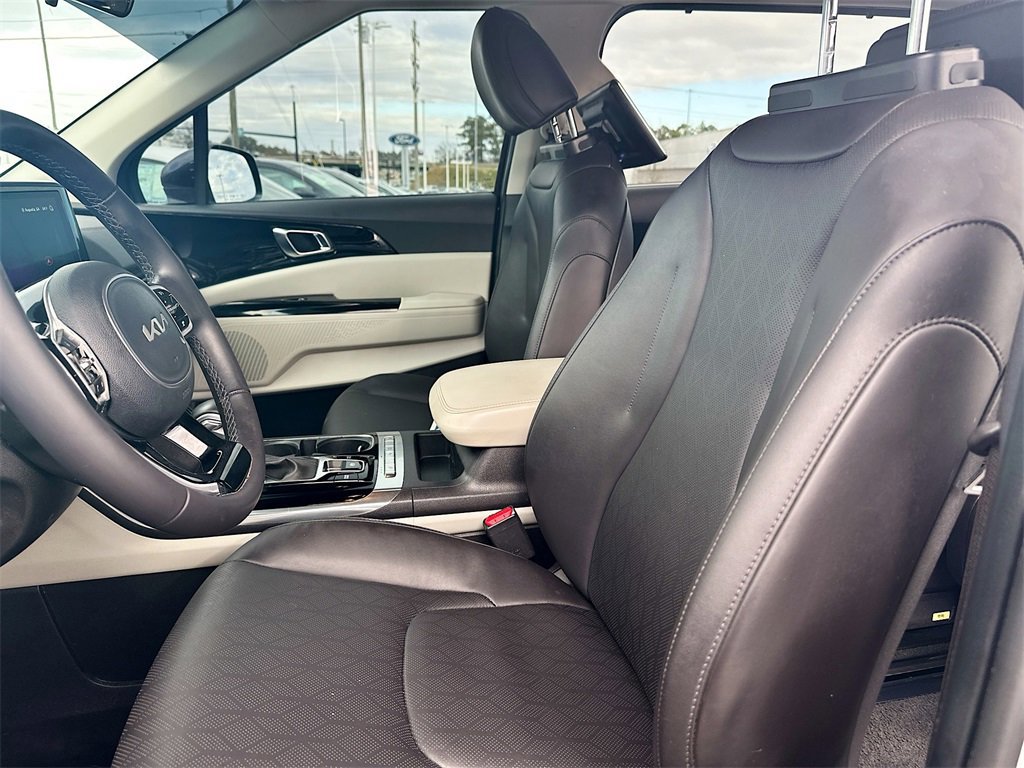 Used 2024 Kia Carnival EX image 9