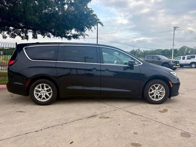 Used 2024 Chrysler Pacifica Touring-L FWD image 2