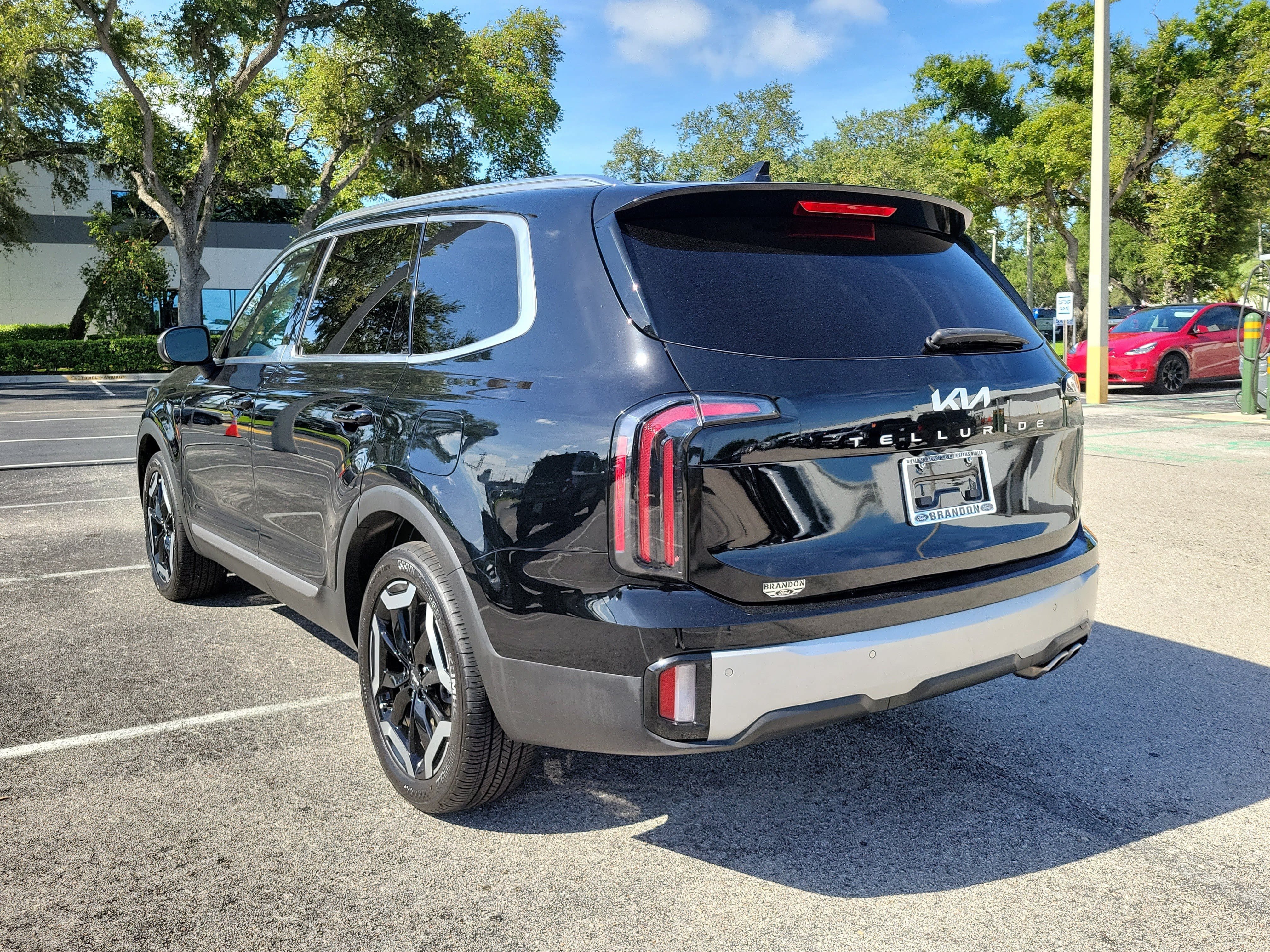 Used 2024 Kia Telluride EX w/ EX Captain's Chair Package FWD image 7