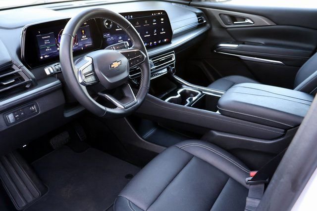 Used 2025 Chevrolet Traverse LT image 3