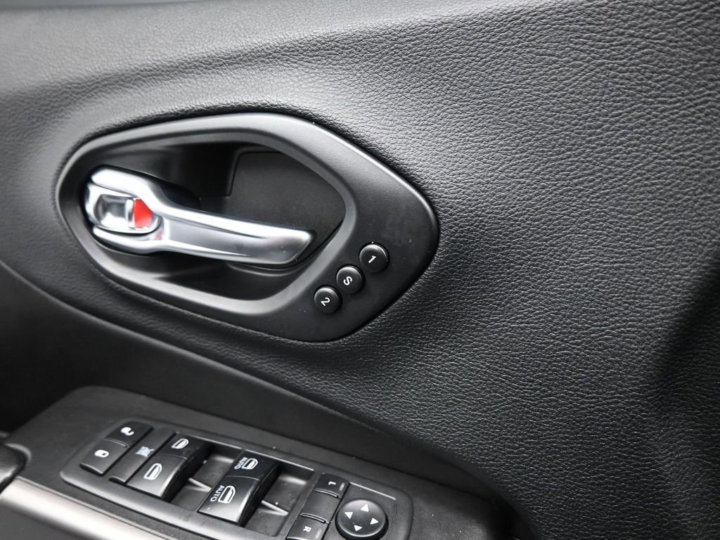 Used 2019 Jeep Cherokee Limited w/ Technology Group image 39