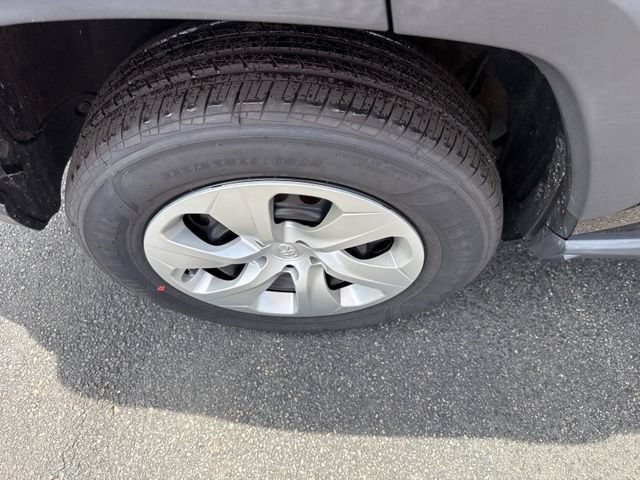 Used 2019 Toyota RAV4 LE AWD/4WD image 17