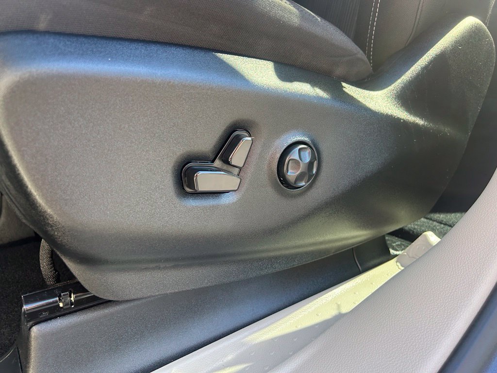 Used 2023 Chrysler Voyager LX FWD image 15