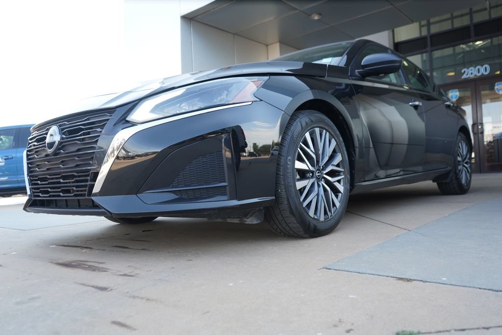 Used 2025 Nissan Altima 2.5 SV FWD image 4