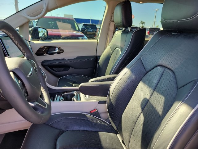 Used 2024 Chrysler Pacifica Limited w/ Uconnect Theater Family Group FWD image 28