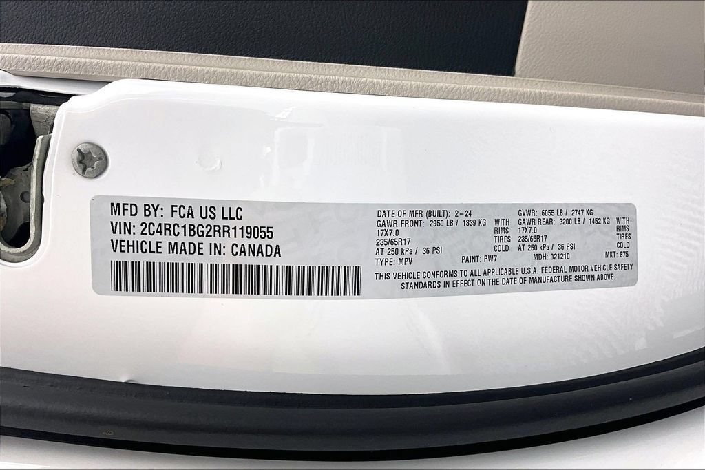 Used 2024 Chrysler Pacifica Touring-L FWD image 36