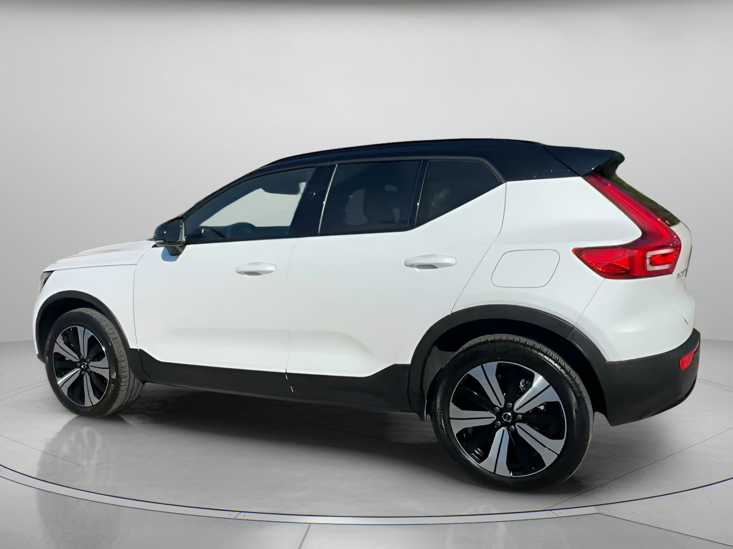Used 2023 Volvo XC40 Recharge Plus image 11