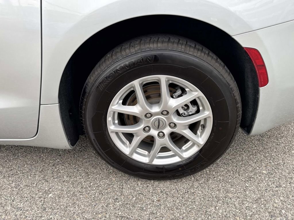 Used 2023 Chrysler Voyager LX image 10