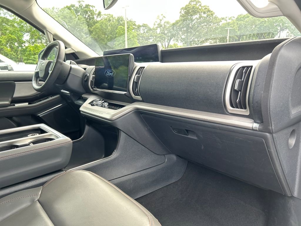 Certified 2025 Ford Expedition Active image 16