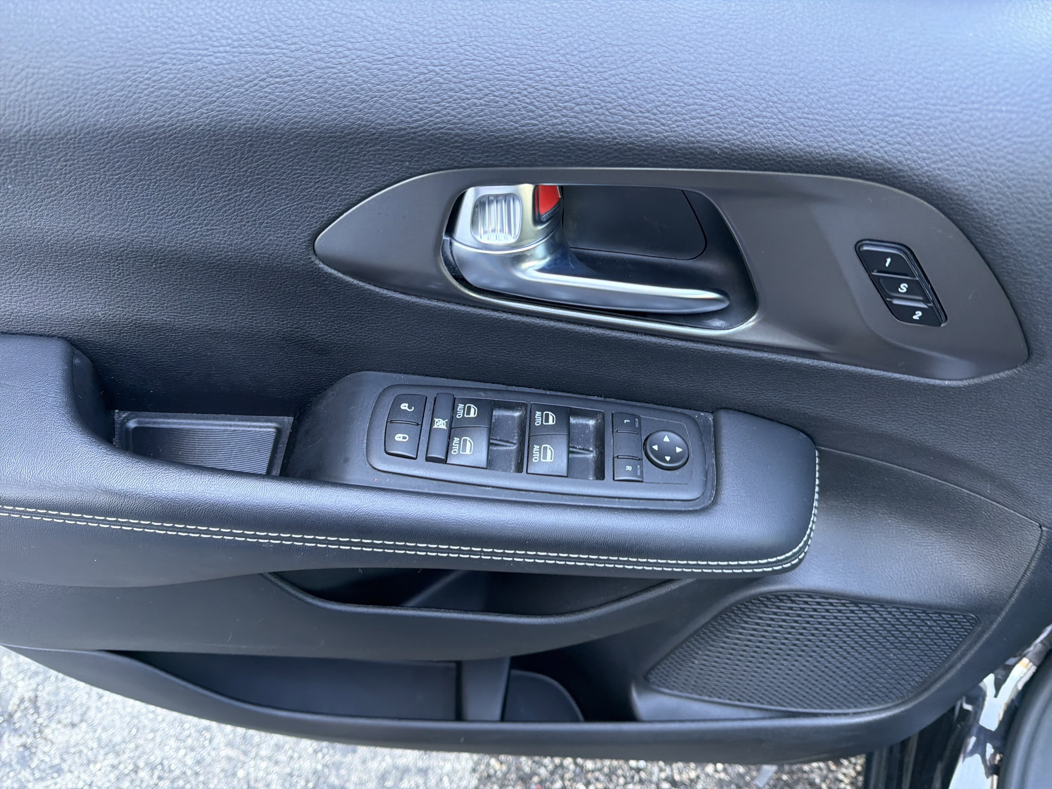 Used 2025 Chrysler Pacifica Select image 27