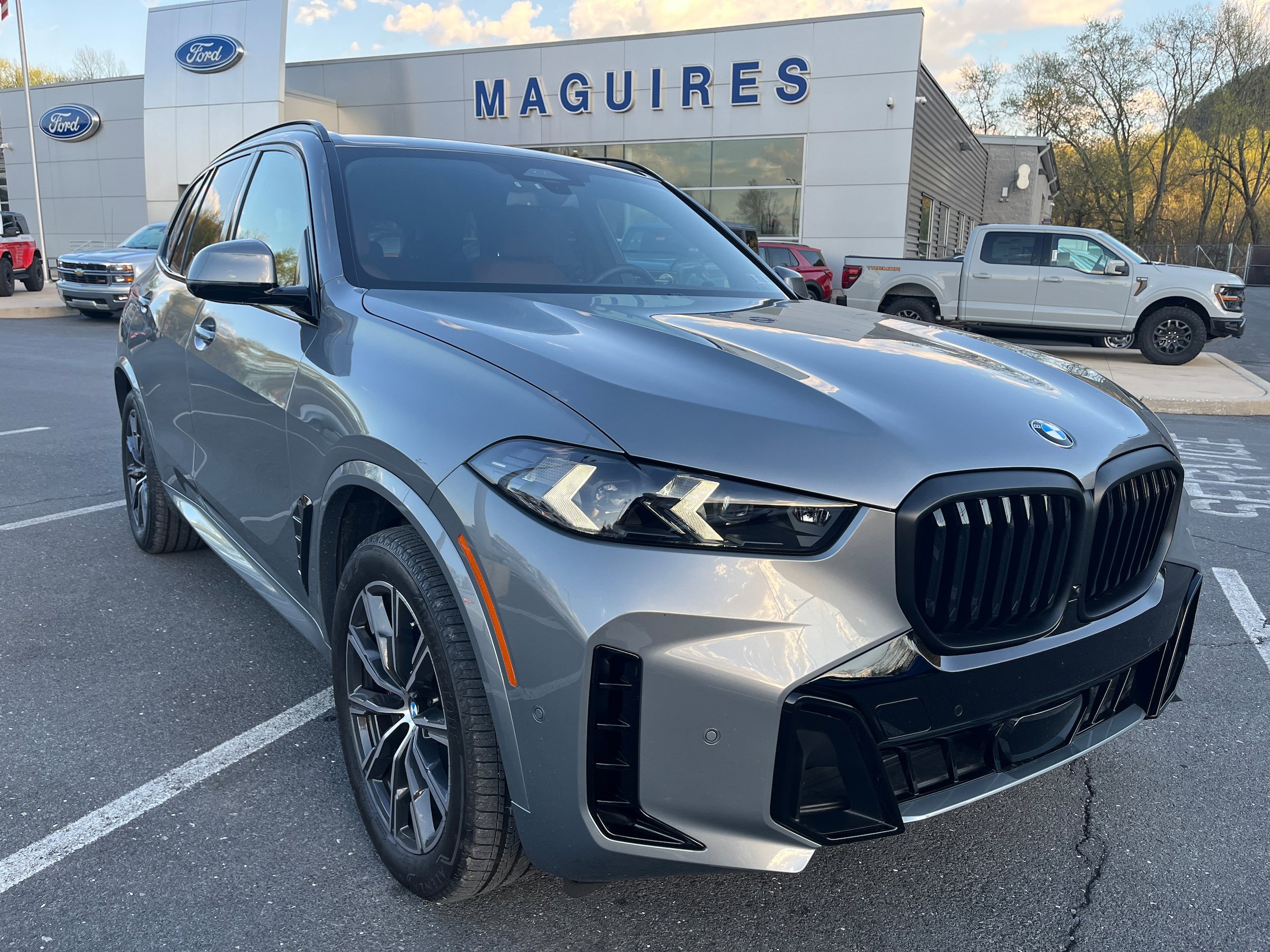 Used 2024 BMW X5 xDrive40i w/ M Sport Package AWD/4WD image 3