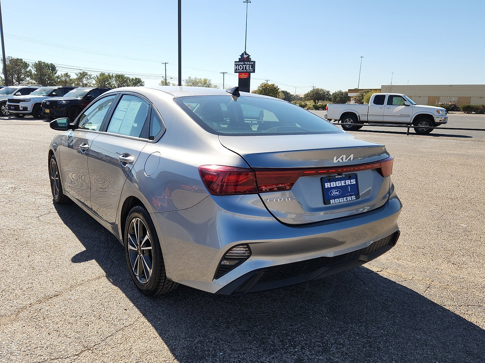 Used 2023 Kia Forte LXS image 3