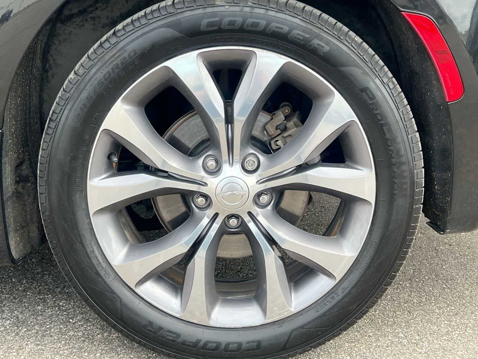 Used 2019 Chrysler Pacifica Limited w/ Tire & Wheel Group FWD image 14