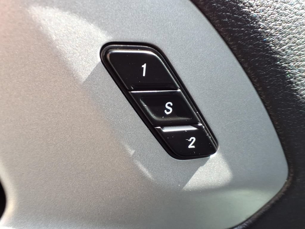 Used 2025 Chrysler Pacifica Limited FWD image 24