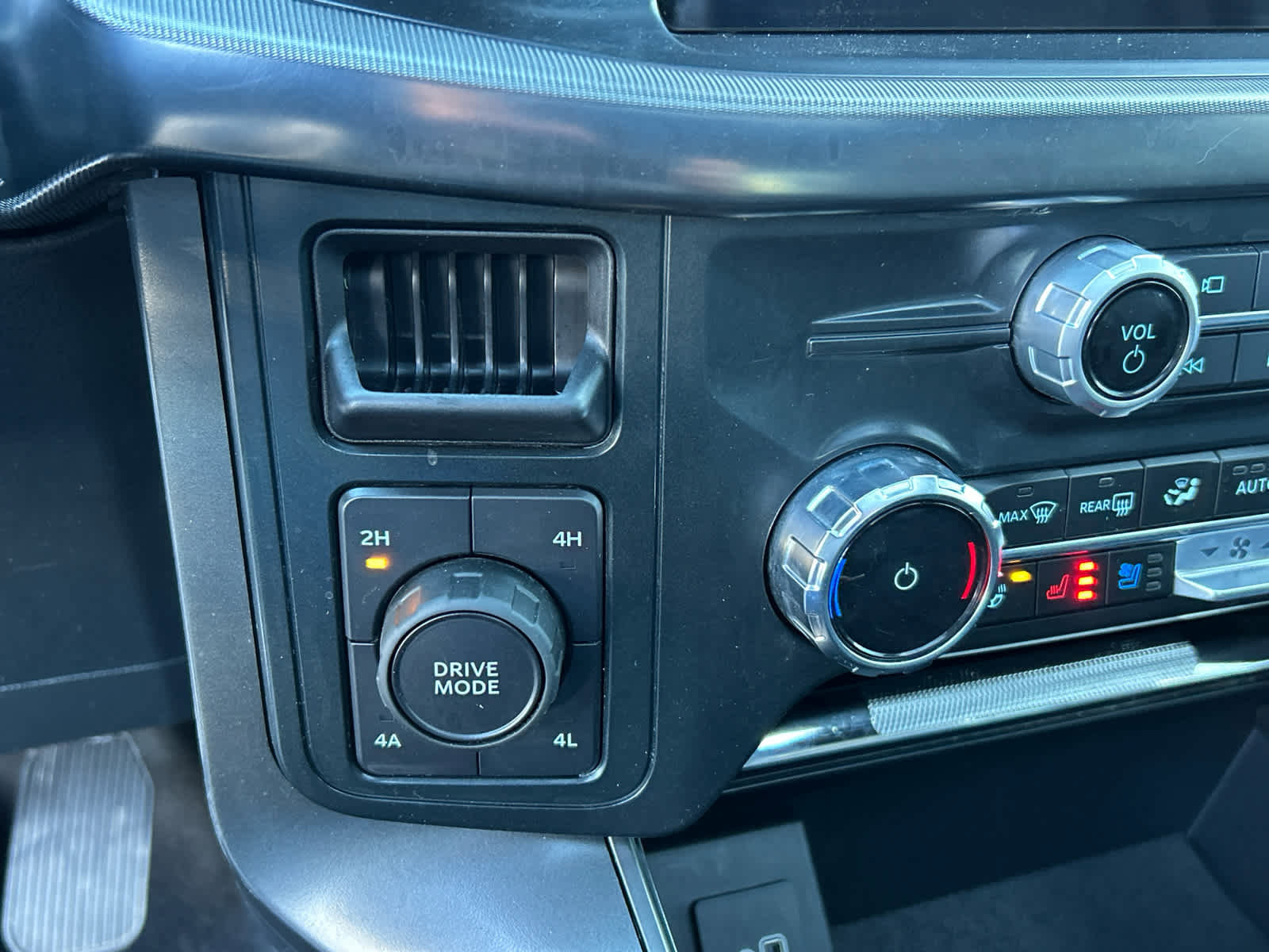 Certified 2025 Ford F150 Lariat image 30