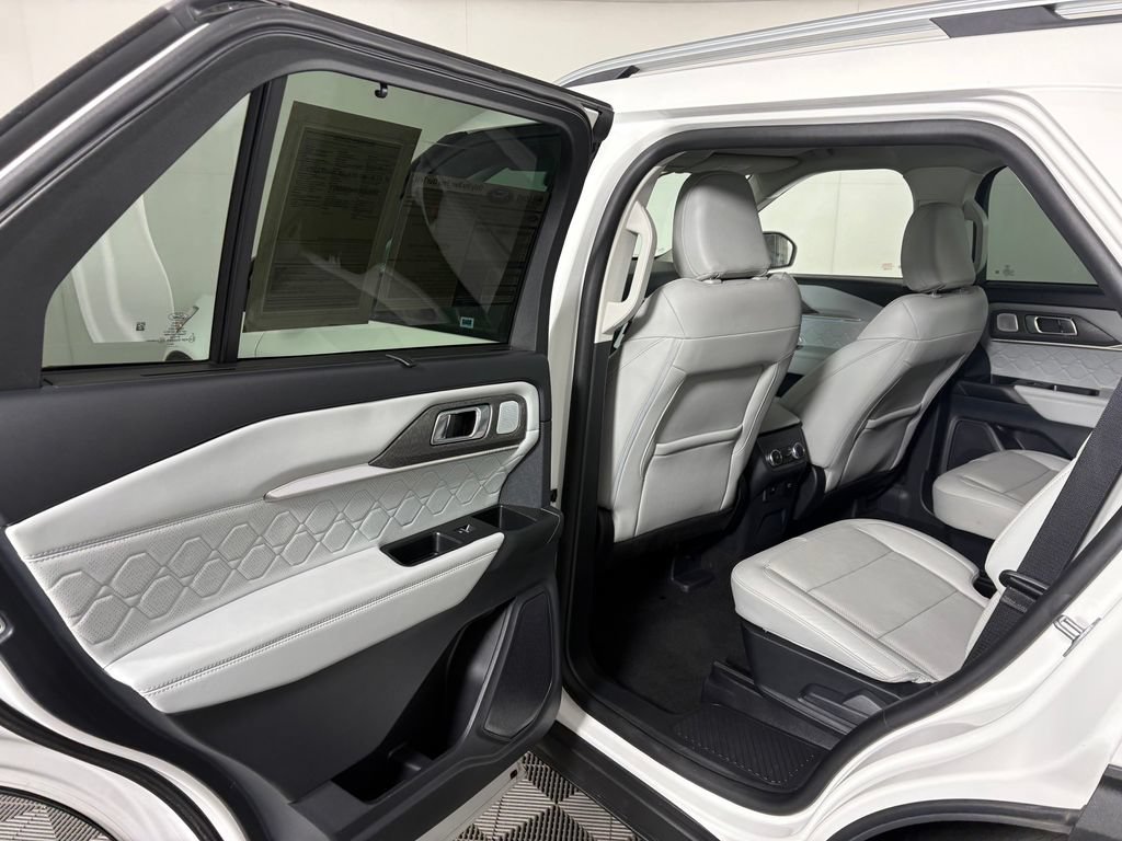 Certified 2025 Ford Explorer Platinum w/ Ultimate Package AWD/4WD image 29