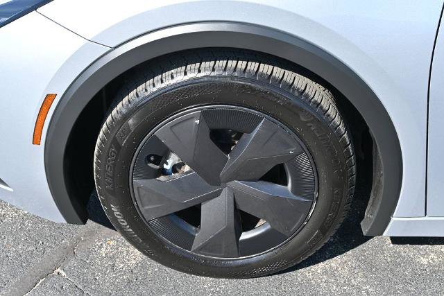 Used 2024 Toyota Prius LE FWD image 13