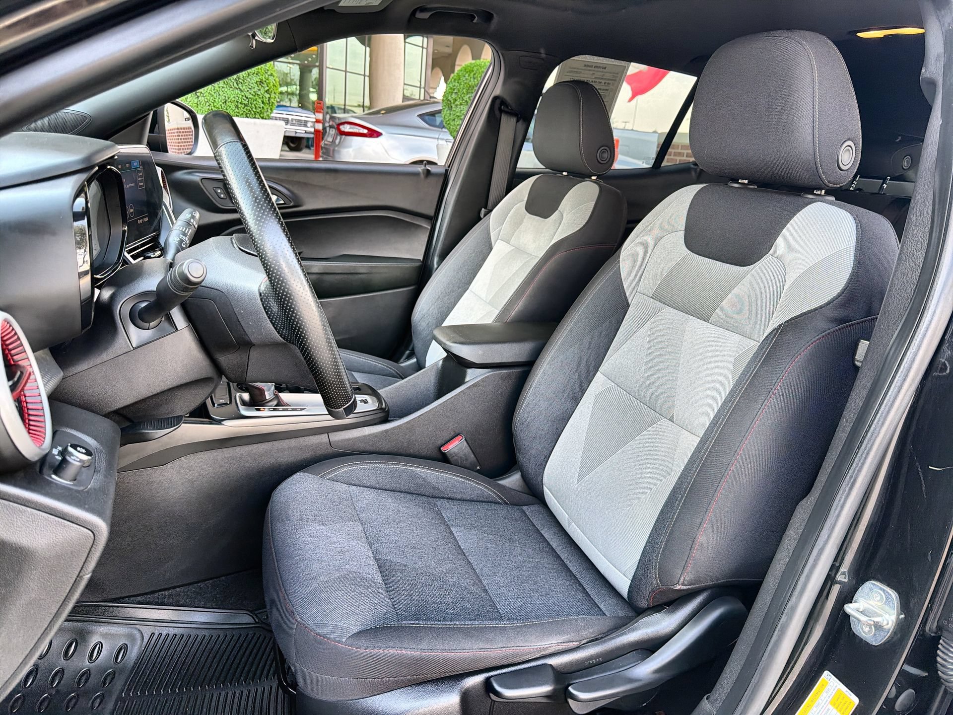 Used 2024 Chevrolet Trax RS w/ Sunroof Package FWD image 11