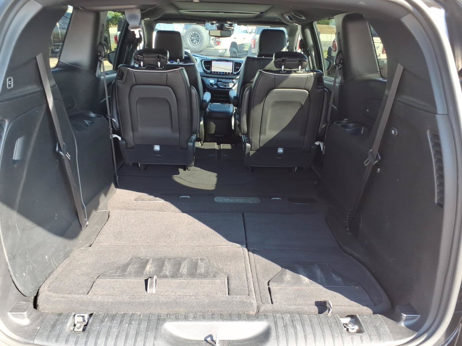 Used 2025 Chrysler Pacifica Limited FWD image 15