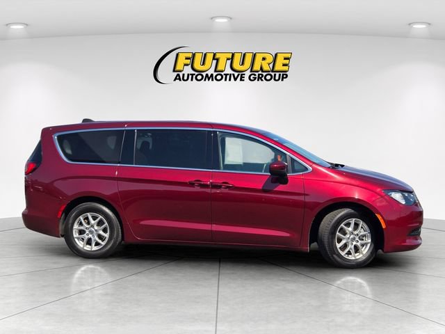 Used 2023 Chrysler Voyager LX FWD image 3