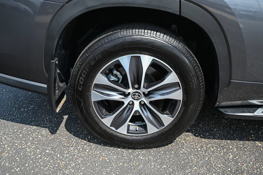 Used 2024 Toyota Highlander XLE AWD/4WD image 12