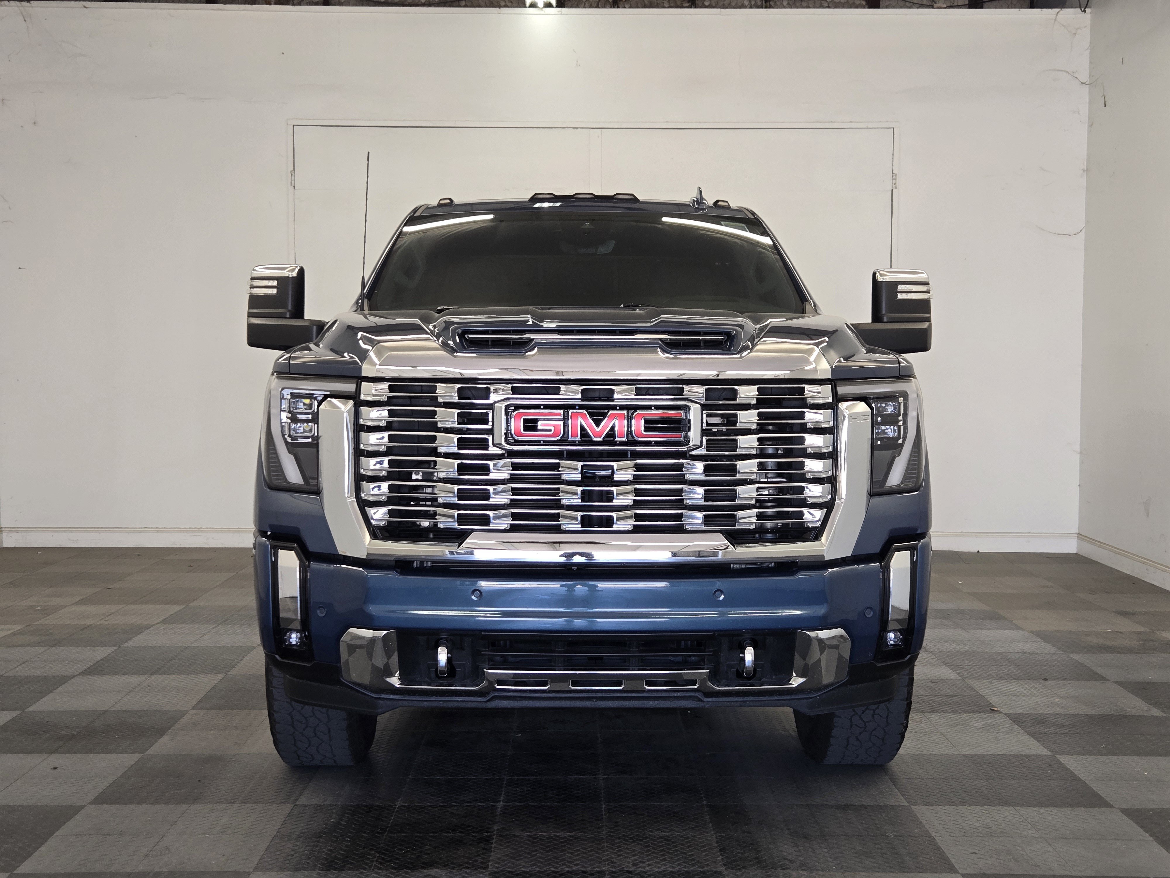Used 2025 GMC Sierra 2500 Denali w/ Denali Reserve Package AWD/4WD image 3