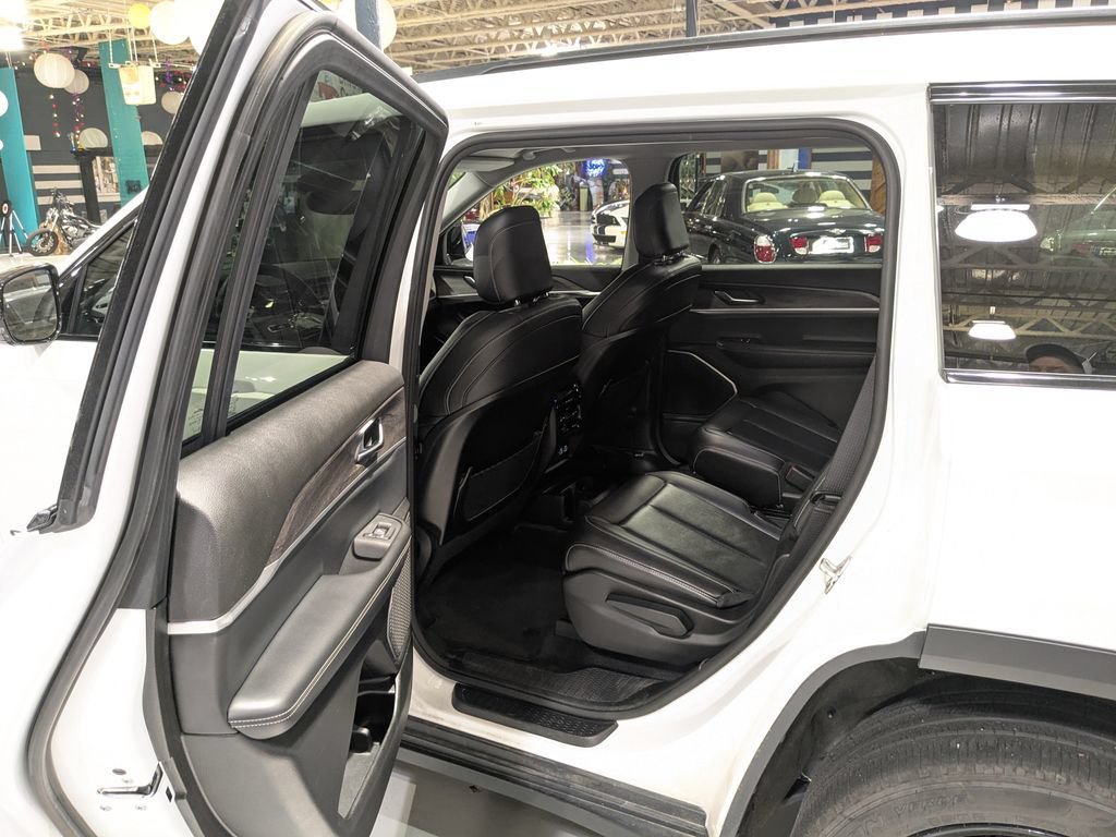 Used 2022 Jeep Grand Cherokee L Limited w/ Black Appearance Package AWD/4WD image 12