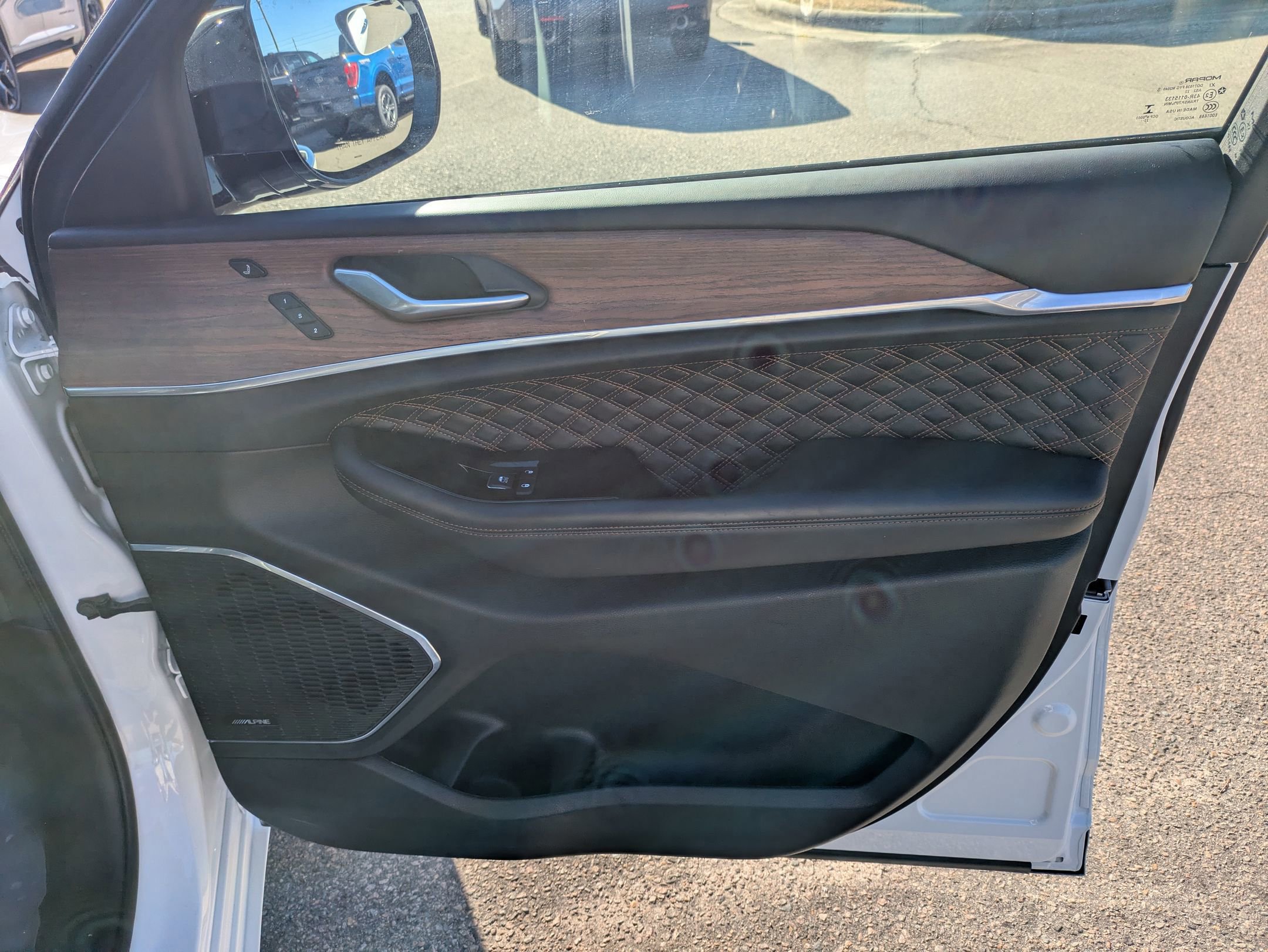 Used 2023 Jeep Grand Cherokee L Summit w/ Luxury Tech Group V image 33