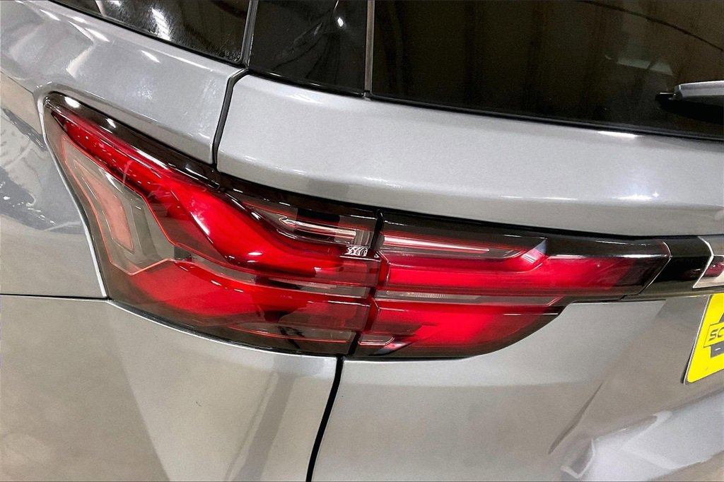 Used 2023 Chevrolet Traverse LT w/ LT Premium Package image 28