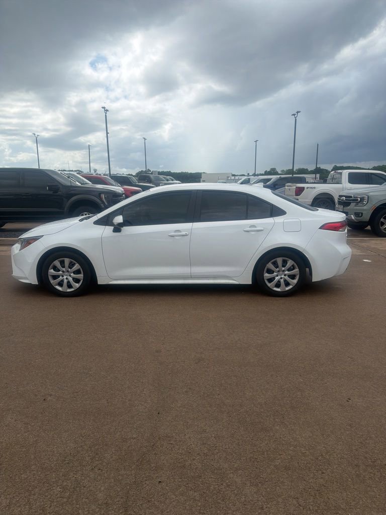 Used 2025 Toyota Corolla LE FWD image 2