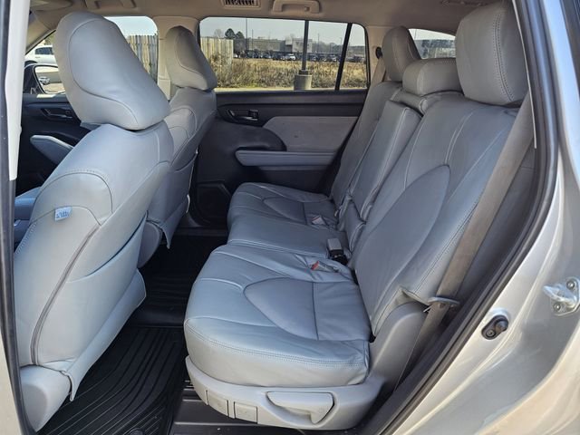 Used 2024 Toyota Highlander LE image 16