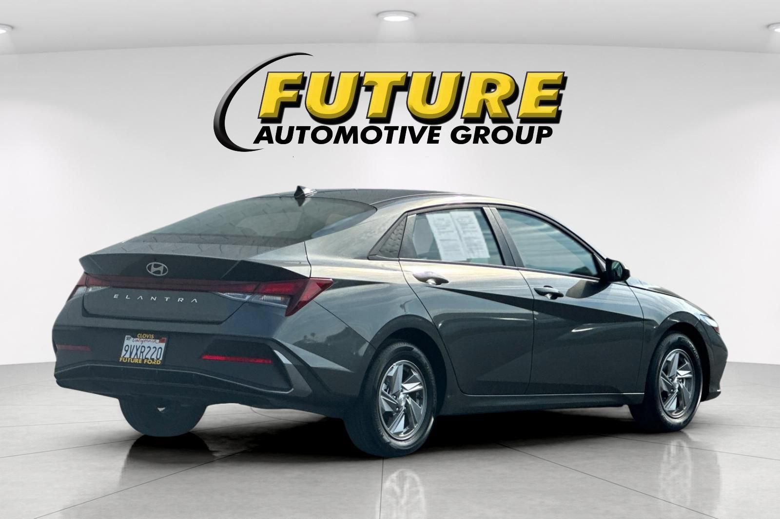 Used 2025 Hyundai Elantra SE FWD image 3