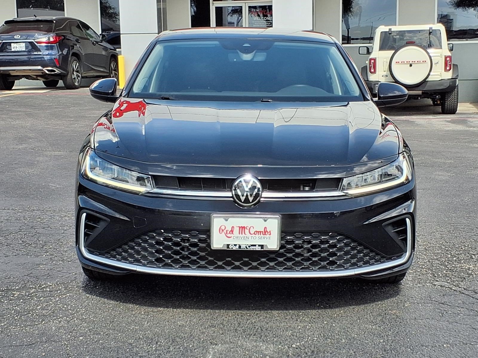 Used 2025 Volkswagen Jetta SE FWD image 2