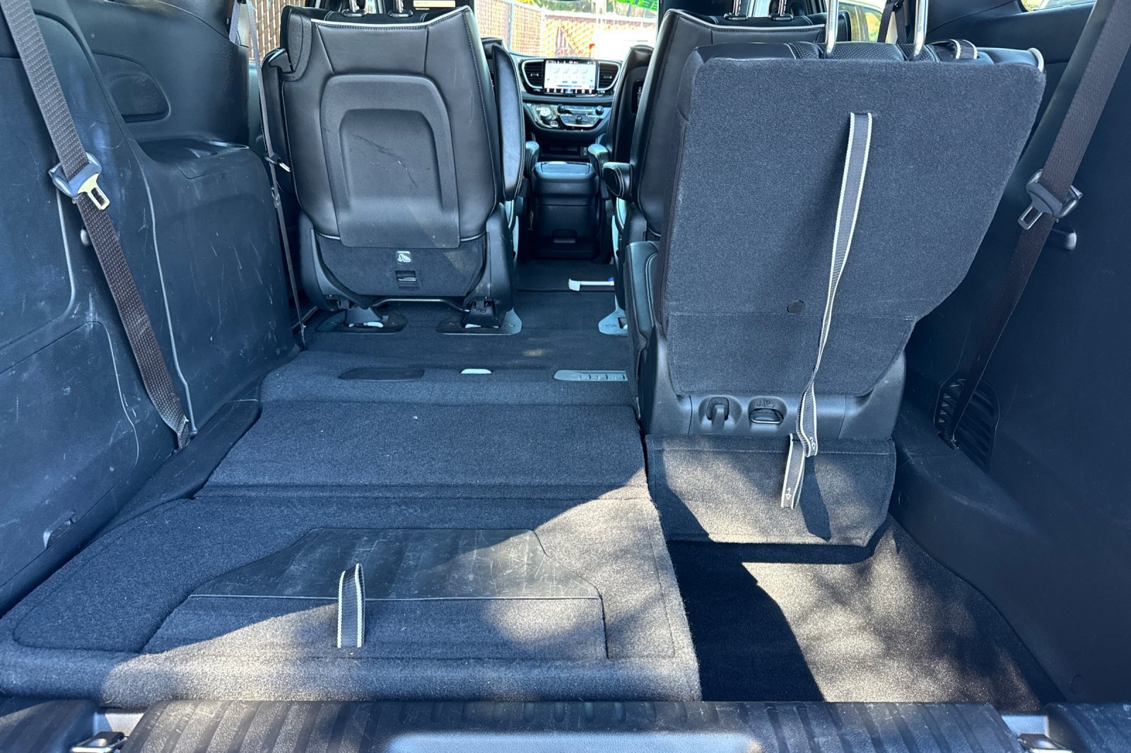 Used 2022 Chrysler Pacifica Limited w/ Uconnect Theater Family Group FWD image 15