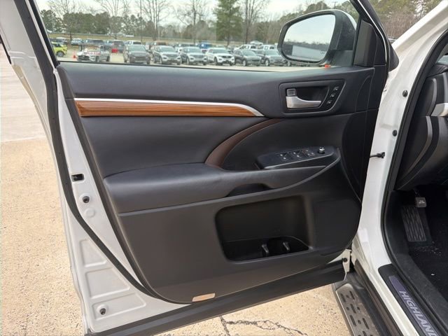 Used 2017 Toyota Highlander Limited Platinum image 22