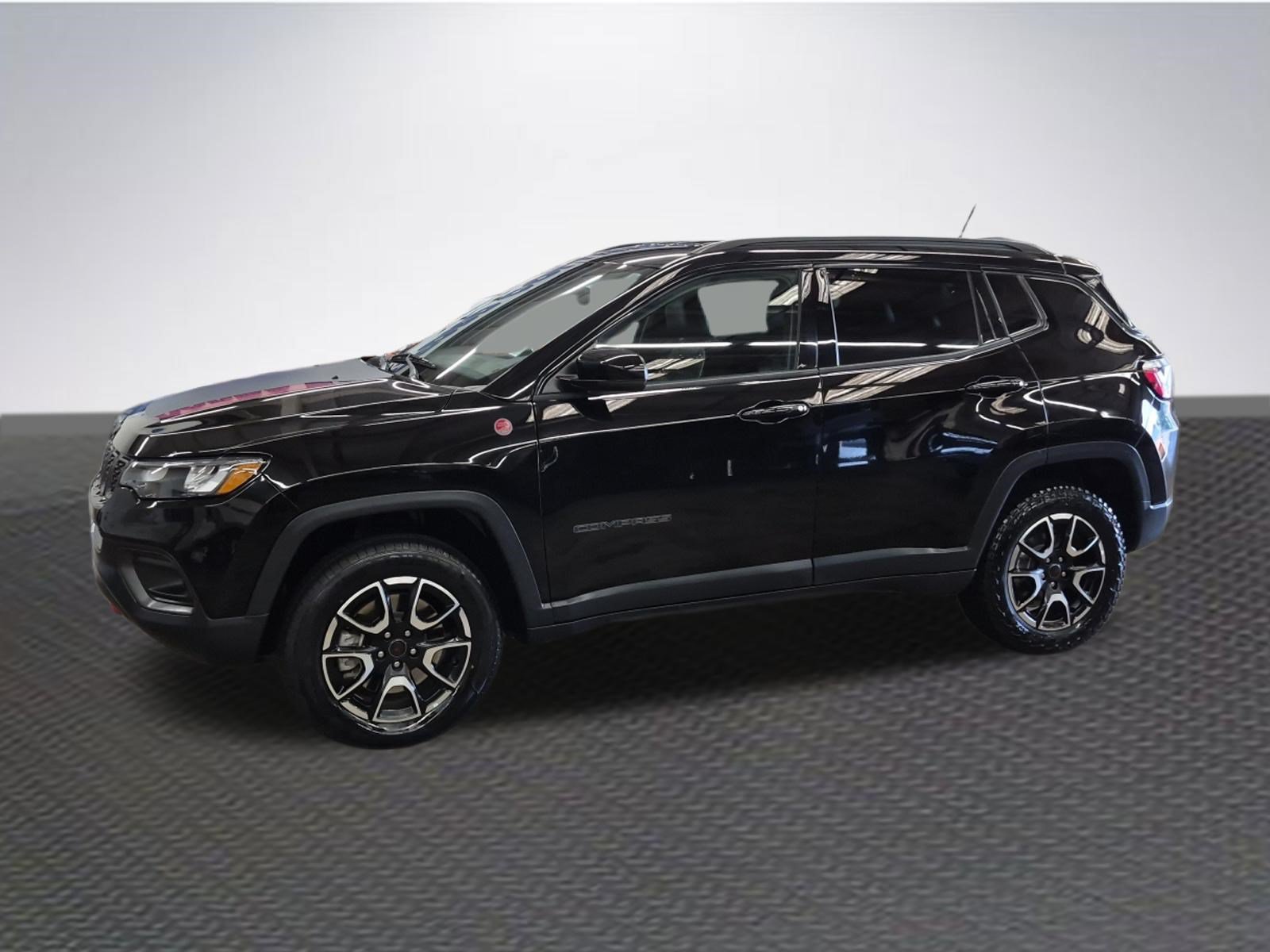 Used 2025 Jeep Compass Trailhawk AWD/4WD image 2