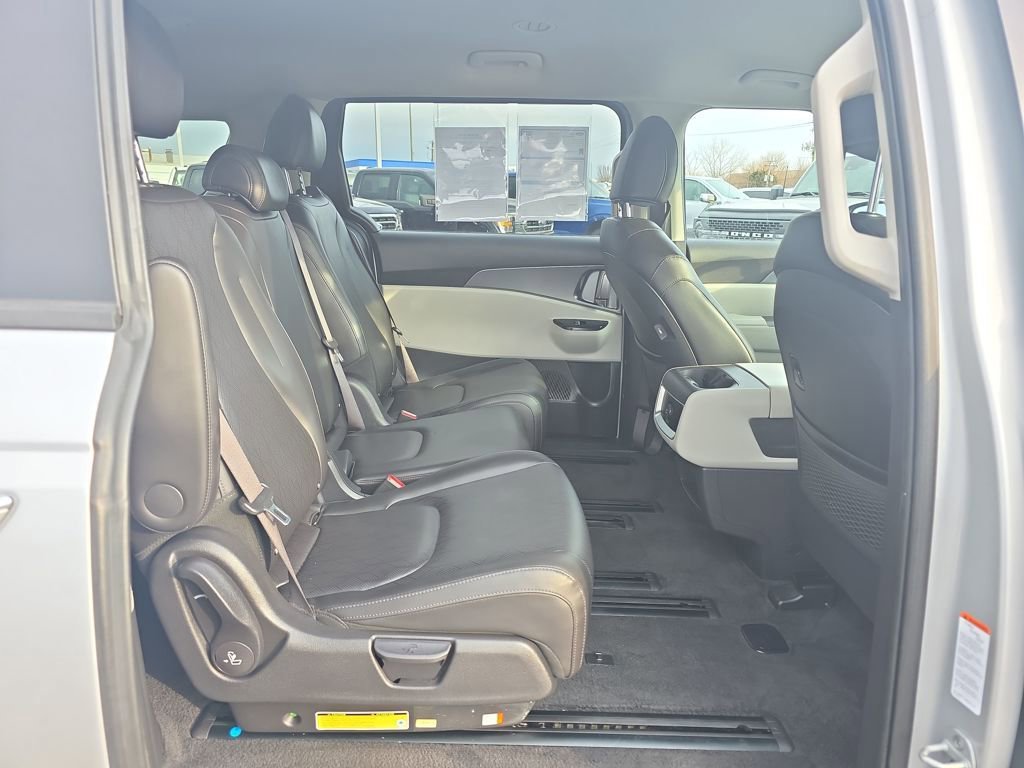Used 2023 Kia Carnival LX FWD image 32